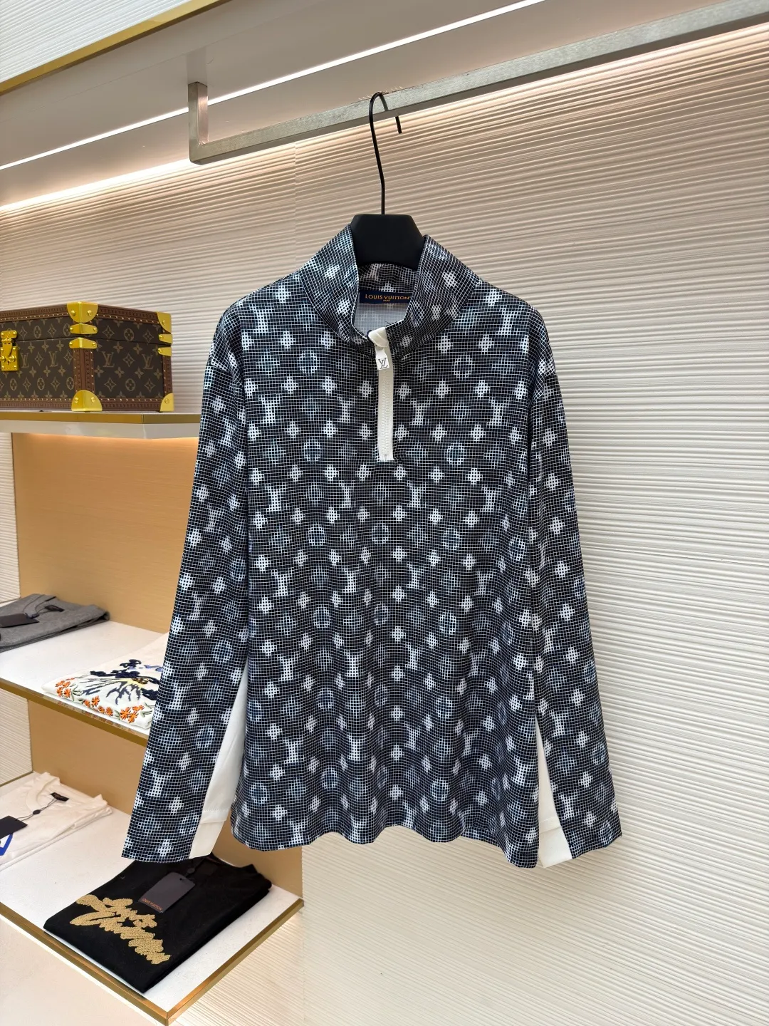 LOUIS VUITTON SKI ski series long-sleeved zipper closure design T-shirt ●Original version: Purchased and developed by 10239 ●Item number: 1681632-A55 ●Fabric: cotton fabric ●Technology: printing production ●Version: fitted version ●Weight: about 300 grams ●Size: S-M-L-XL ●Description: Stand-up collar design with half-zip closure, neat and stylish to wear. The body of the garment adopts digital printing technology, with clear and three-dimensional patterns and exquisite details. The splicing between the front and back pieces adopts flat-turn open-stitching technology, the stitching is even and neat, and the lines are clear and smooth. The ribbed design on the hem and cuffs is both windproof and warm and can modify your figure. The entire top embodies Louis Vuitton's ultimate pursuit of quality and craftsmanship from fabric selection, tailoring to detail processing. It not only retains the elegant style of classic items, but also incorporates modern design language, making it suitable for various occasions and showing a low-key and luxurious fashion attitude. The overall wiring is straight and delicate, the fabric is comfortable and soft, and the color is consistent without color difference. It can be matched with the same style to create a fashionable look and control various occasions. Customized accessories, complete with three standards, same style for men and women!